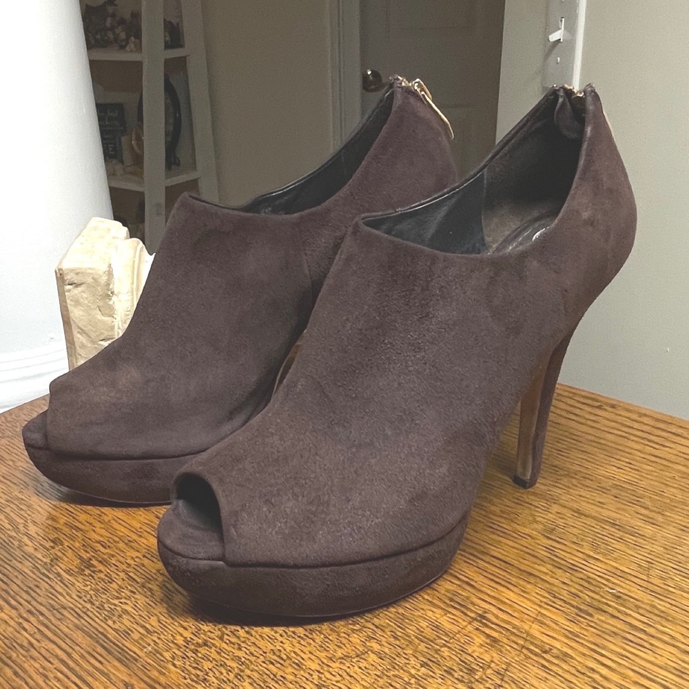 Vince Camuto Dark Brown Suede Peep Toe Platform Booties Gold Back Zip Heels 9B *
